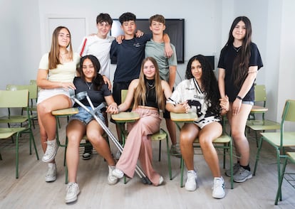 Los ocho alumnos del instituto público Humanejos de Parla que salvaron a una mujer en Irlanda, el miércoles.
