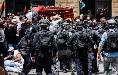 El ataúd con los restos de la veterana periodista de Al Jazeera Shireen Abu Akleh salió, envuelto en la bandera palestina, alrededor de las dos de la tarde de este viernes del Hospital San José, en Jerusalén Este, en un cortejo fúnebre que se dirigía a la iglesia greco-católica melkita de la Ciudad Vieja, y posteriormente al cementerio, con la presencia de miles de personas. La policía israelí cargó contra los asistentes, lo que causó un enfrentamiento.