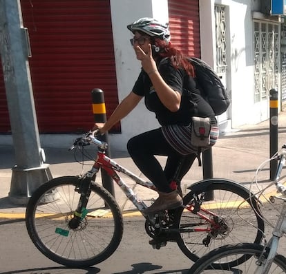 Abril Reza, en un viaje en su bicicleta