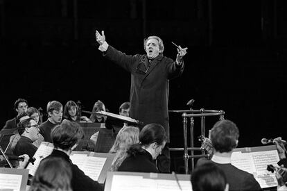 John Barbirolli ensayando la 'Messa da Requiem' de Verdi en el Royal Albert Hall el 3 de marzo de 1969, un año antes de su muerte.