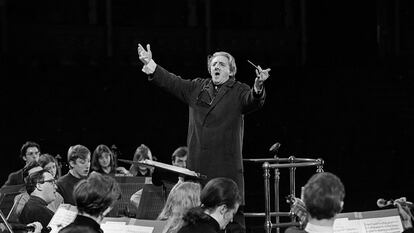 John Barbirolli ensayando la 'Messa da Requiem' de Verdi en el Royal Albert Hall el 3 de marzo de 1969, un año antes de su muerte.