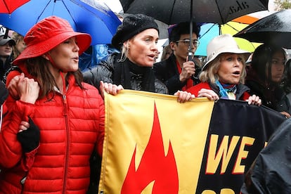 Diane Lane, Amber Valletta y Jane Fionda, en la cabecera de la manifestación dell pasado viernes.