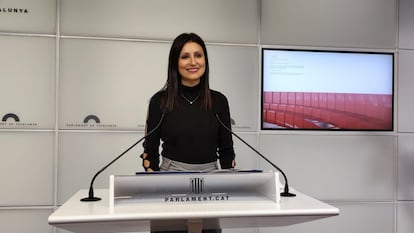 La diputada del PP en el Parlament Lorena Roldán en rueda de prensa en el Parlament.