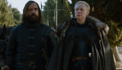 Fiel a los Stark, por la promesa que hizo a Catelyn Stark de proteger a sus hijas, Brienne ha sido testigo del peligro que suponen los Caminantes Blancos, por lo que intenta hablar con Jaime para que este convenza a su hermana de la amenaza verdadera que se cierne sobre ellos. Sansa y Arya ya no necesitan protección, pero ella se mantiene junto a Jon.