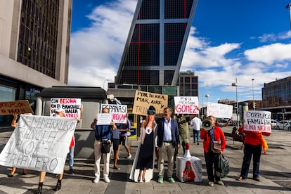 Una decena de personas protestan a las puertas de los juzgados de Plaza Castilla momentos antes de la declaración de Begoña Gómez.