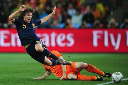 Puyol recibe una falta de Van Bommel durante la final.