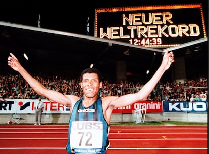 Gebreselassie muestra su alegría tras batir el récord mundial en 5.000 m. obstáculos. en la Reunión Internacional de Atletismo de Zúrich (Suiza) en 1995.