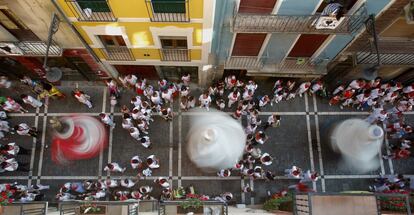 Comparsa en el cuarto día de San Fermín durante las fiestas de toros.