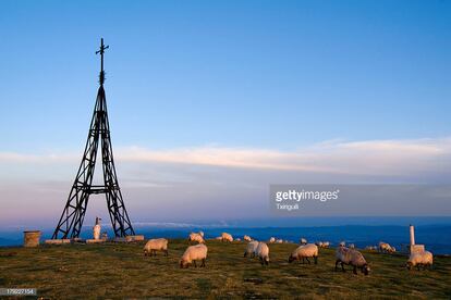 Subida al monte Gorbea. Hablemos de tradiciones vascas únicas. Son muchos quienes dicen que no hay mejor manera de empezar el año en Bizkaia que la excursión al Gorbea la mañana del 1 de enero. Los hay, incluso, que ascienden de noche para ver amanecer el primer día del año en la cumbre, a los pies de su famosa Cruz del Gorbea. Como plan, suena espectacular.