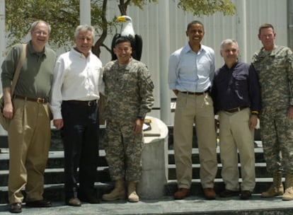Barack Obama posa con el embajador de EE UU en Afganistán, William Wood (primero a la izquierda) y otros senadores estadounidenses en la base aérea de Bagram, al norte de Kabul