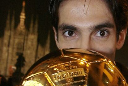 O jogador brasileiro do Milan Kaká abraça a Bola de Ouro concedida em 2007.