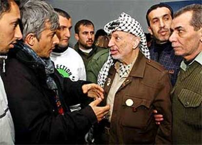 El presidente de la Autoridad Palestina, Yasir Arafat, charla con un grupo de pacifistas en Ramala.