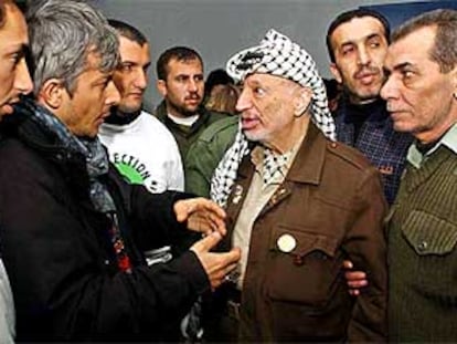 El presidente de la Autoridad Palestina, Yasir Arafat, charla con un grupo de pacifistas en Ramala.