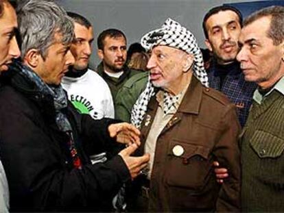 El presidente de la Autoridad Palestina, Yasir Arafat, charla con un grupo de pacifistas en Ramala.