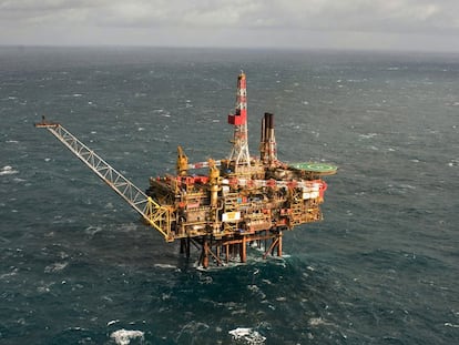 Vista de la plataforma averiada en la costa escocesa de Aberdeen.