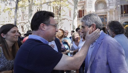 Joan Josep Nuet, miembro de Esquerra Unida, anima a Francesc Homs en el acto de este viernes.