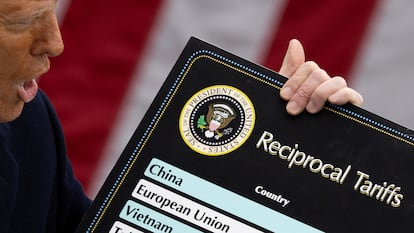 Donald Trump, el pasado 2 de abril, exhibe la tabla con los aranceles por países, encabezada por Japón y la Unión Europea.