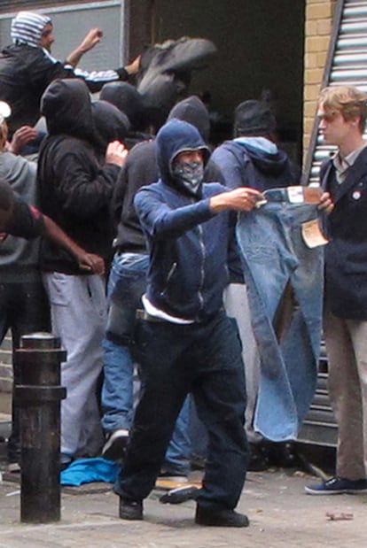 Varios jóvenes asaltan un almacén de ropa en el barrio londinense de Hackney, el pasado día 8.