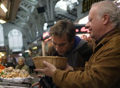 Imanol Arias y Juan Echanove, en el Mercado Central de Valencia.