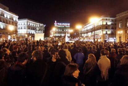 Asistentes a la Noche de Max Estrella, ayer en la Puerta del Sol.