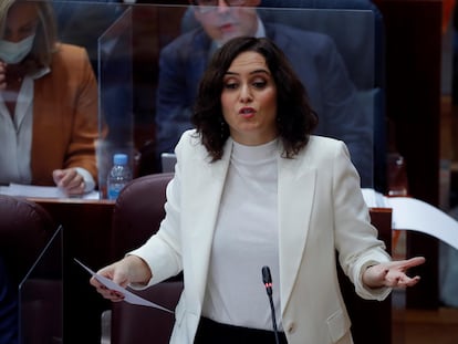 La presidenta de la Comunidad de Madrid, Isabel Díaz Ayuso, participa en una sesión del pleno de la Cámara regional este jueves en Madrid.