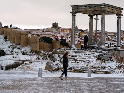 Vista de la ciudad de Ávila cubierta por la nieve caída durante la madrugada de este miércoles.