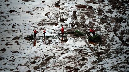 Bombeiros fazem busca entre os escombros deixados pela lama em Brumadinho.No dia 25 de janeiro, a barragem de rejeitos da Vale, no Córrego do Feijão, se rompeu na cidade de Brumadinho, próxima a Belo Horizonte. A tragédia destruiu casas e propriedades rurais, e resultou na morte de mais de 250 pessoas. 