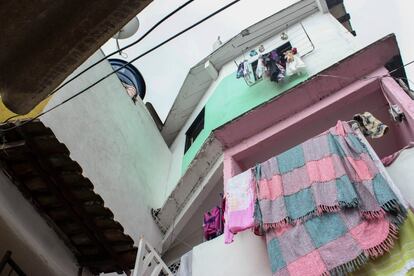 Ropa tendida en una de las casas de la comunidad de Santa Marta. 