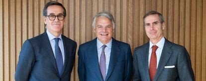 Alfonso Gil, consejero delegado de Alantra Wealth Management, Ignacio Garralda, presidente del Grupo Mutua, y Santiago Eguidazu, presidente de Alantra.