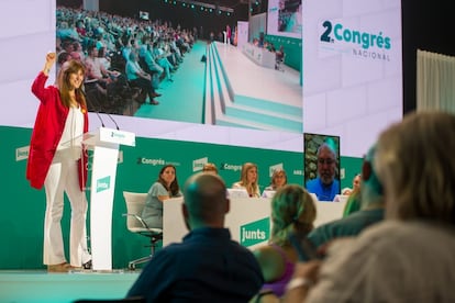 La presidenta de Junts, Laura Borràs, en su intervención en la segunda parte del congreso del partido, en L'Hospitalet de Llobregat, este sábado 16 de julio.