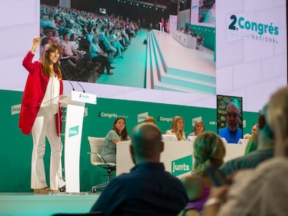 La presidenta de Junts, Laura Borràs, en su intervención en la segunda parte del congreso del partido, en L'Hospitalet de Llobregat, este sábado 16 de julio.
