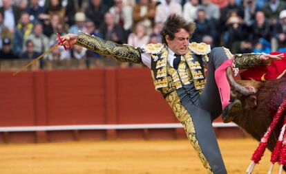 El diestro Román, cuando es enganchado en la lidia al primero de su lote en Sevilla.