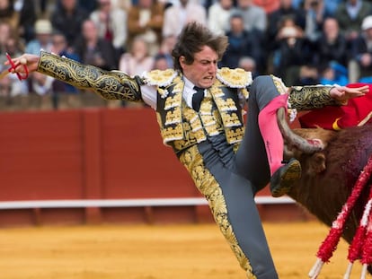 El diestro Román, cuando es enganchado en la lidia al primero de su lote en Sevilla.