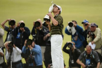 Louis Oosthuizen besa la Jarra de Plata, el trofeo de ganador del Open Británico.