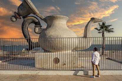 El monumento dedicado a la cultura del té, en el paseo marítimo de Dajla.