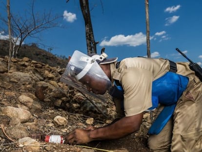 Desactivando minas antipersonas en Mozambique. Foto: This is Africa