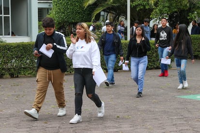 Jóvenes aplicaron para el examen de admisión a la educación media superior, en Ciudad de México, el 23 de junio de 2024.