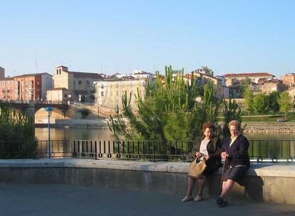 Vista de Miranda de Ebro (Burgos), con el puente de Carlos III al fondo.