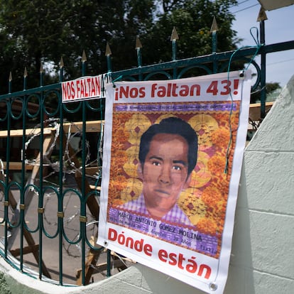 Padres de los 43 normalistas desaparecidos de Ayotzinapa y estudiantes de la Normal Rural Raúl Isidro Burgos de Ayozinapa, mantienen un plantón sobre la Avenida Conscripto, donde se encuentran las instalaciones del Campo Militar No.1 y será hasta el lunes 25 cuando se retiren del lugar.