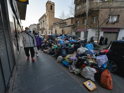 Bolsas de basura acumuladas en una calle del centro de Salt, Girona huelga de basureros