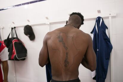 Uno de los integrantes del equipo con un tatuaje de África en la espalda.