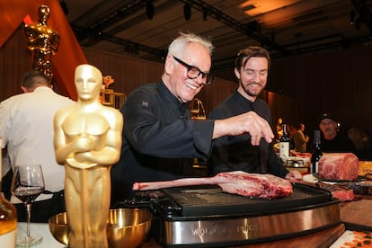 Wolfgang Puck y su hijo, Byron Puck, cocinan para los medios durante la presentación del Baile del Gobernador, el 15 de marzo de 2026.