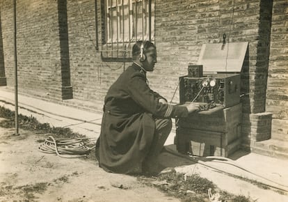 Prueba de una estacin radioelctrica de trinchera.