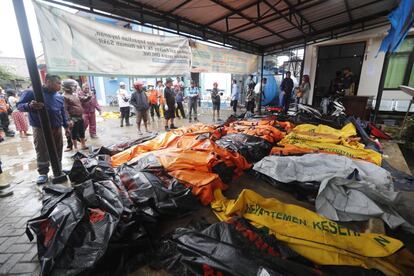 Corpos das vítimas de Anyer resgatados foram colocados em um abrigo.