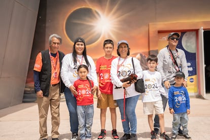 La familia de Gloria Enríquez y su gallo.