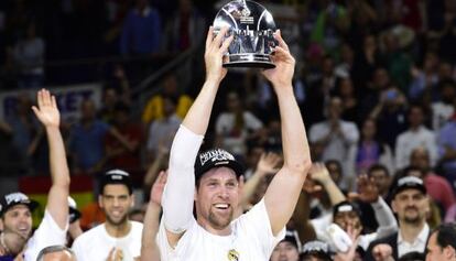 Nocioni con el trofeo de MVP de la Final Four