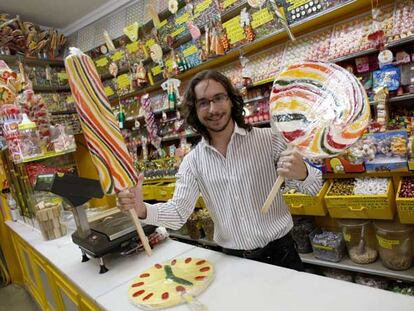 Paco Moreno en su la tienda Caramelos Paco en la calle de Toledo.
