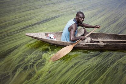 Matthias, un pescador refugiado, se marcha a trabajar en el río Oubangui. En este momento, la comunidad humanitaria estima que prácticamente la mitad de los 4,6 millones de centroafricanos padecerá inseguridad alimentaria en 2018. En total, unos 2,5 millones de personas necesitan asistencia humanitaria.
