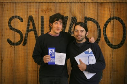 Hugo Alcalde (izquierda) y Jorge Güemes se declaran objetores fiscales al gasto militar.
