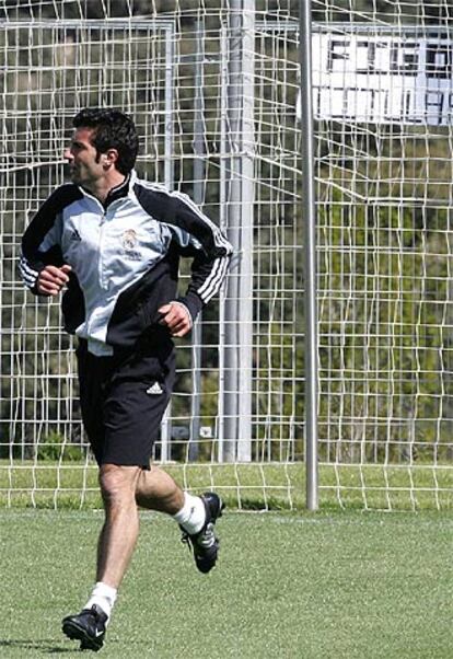 Figo, durante el entrenamiento de ayer, ante una pancarta de apoyo.